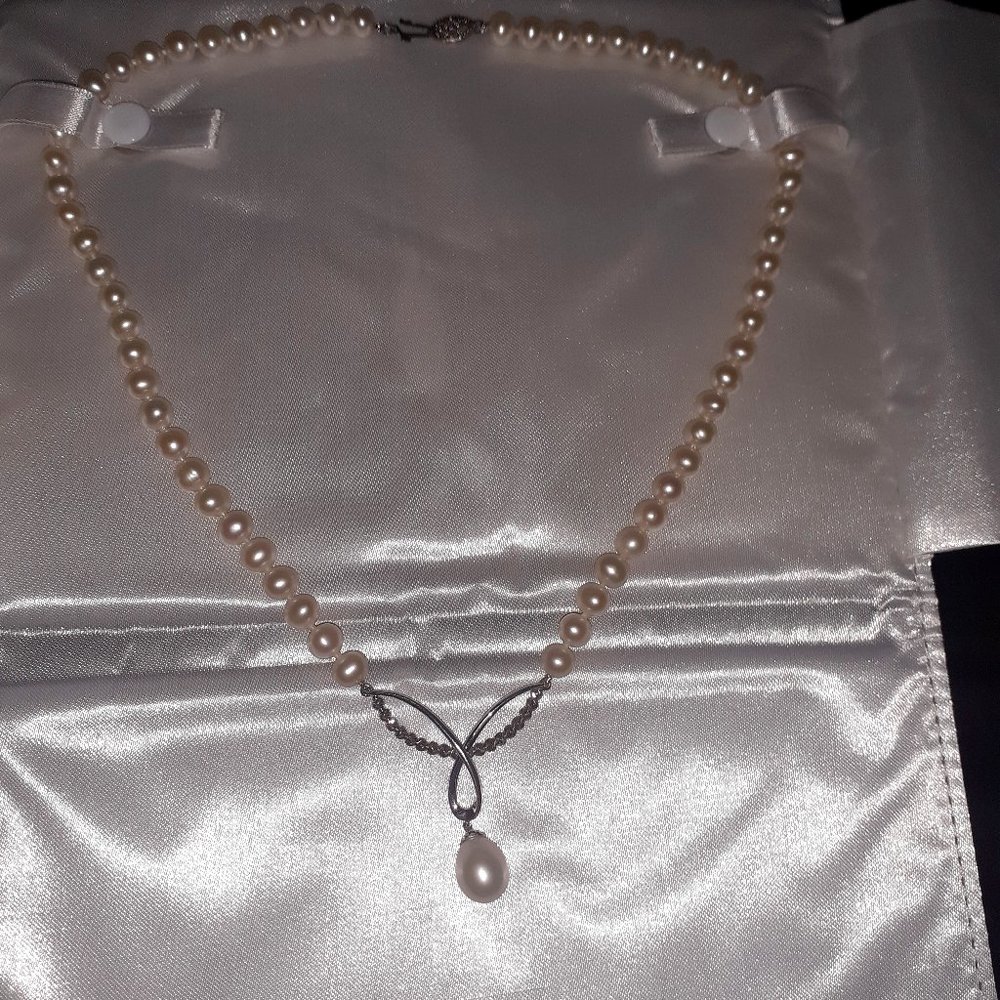 Kay Jewlers Cultured Pearl and sterling necklace